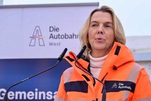 Anne Rethmann spricht bei der Eröffnung der Salzbachtalbrücke. 2 1/2 Jahre nach der Havarie wird sichtbar, dass Deutschland moderne Brücken auch zügig bauen kann.