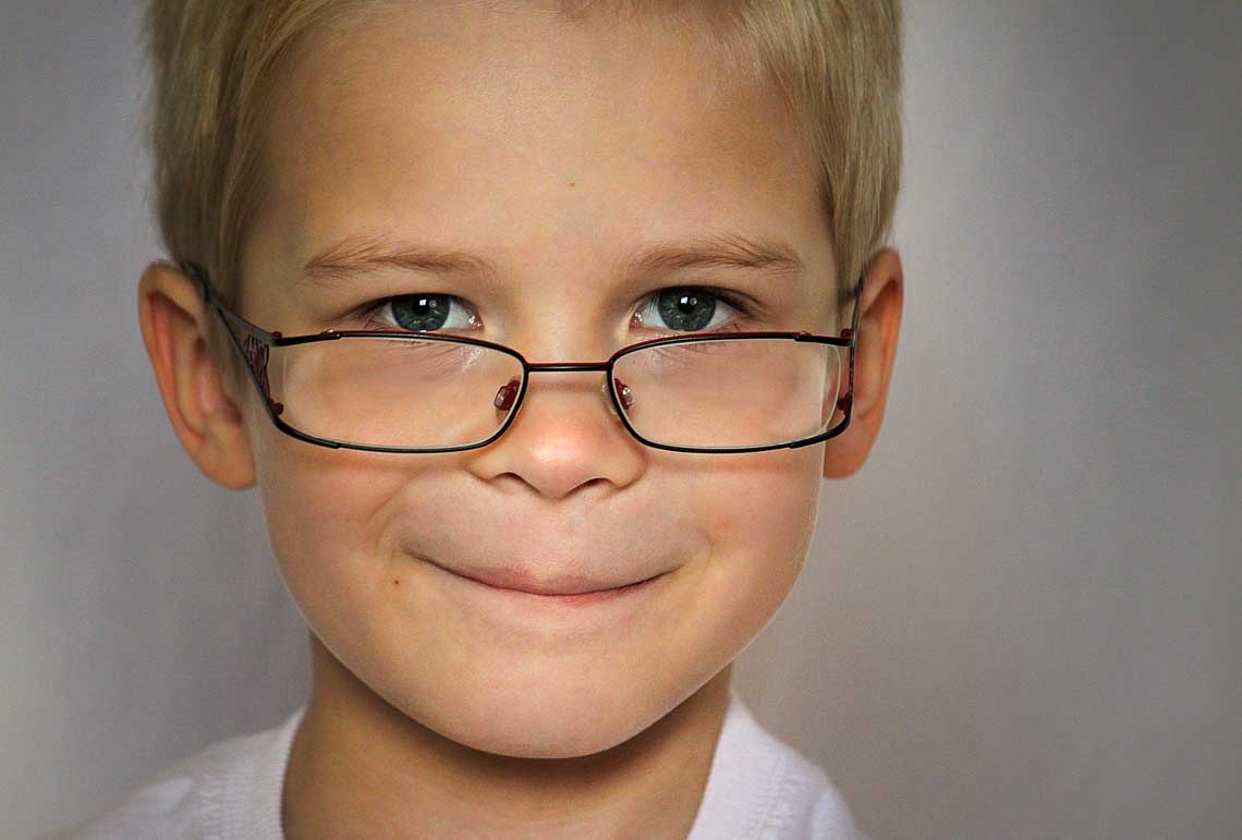 Kleiner Junge mit Brille.