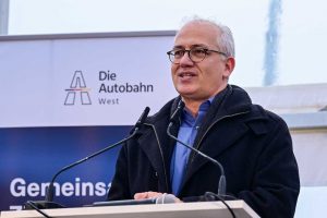 Hessens Verkehrsminister Tarek Al-Wazir spricht zur Eröffnung der Salzbachtalbrücke.