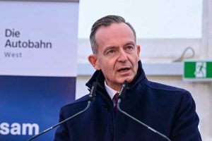 Dr. Volker Wissing spricht bei der Eröffnung der Salzbachtalbrücke. 2 1/2 Jahre nach der Havarie wird sichtbar, dass Deutschland moderne Brücken auch zügig bauen kann.