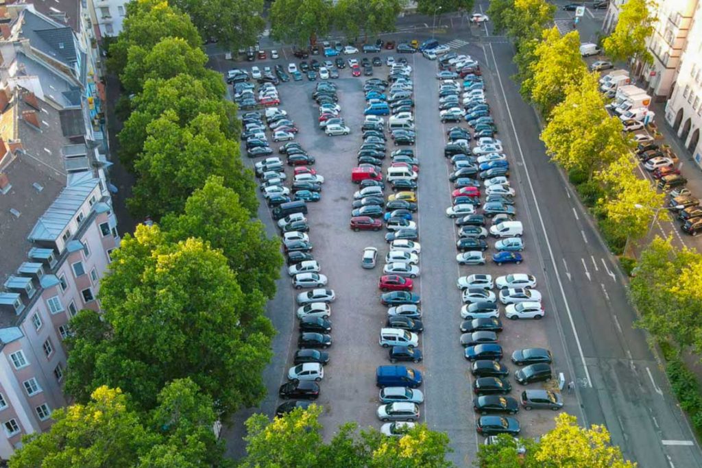 Der Elsässer Platz wird für 7,6 Millionen Euro umgestaltet. Aus einem mit Blech übersäten Parkplatz wird Park mit Brunnen, Rasenflächen und Spielbereichen. Im Westend entsteht ein Erholungsraum und die Stadt setzt ein Zeichen für Klimaanpassung und Nachhaltigkeit.