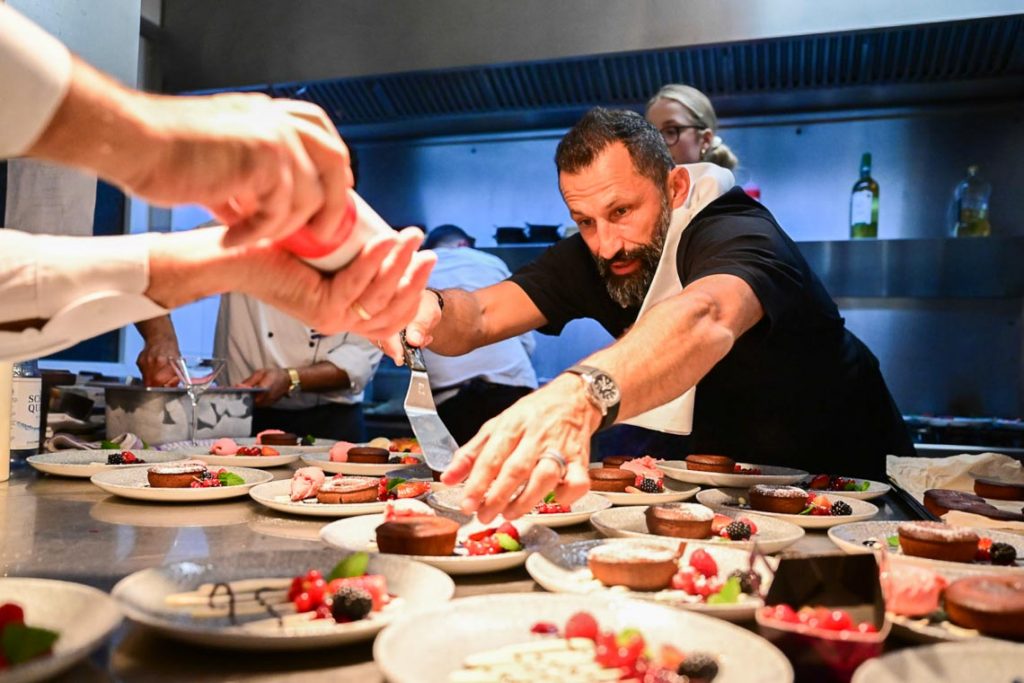 Hasan Salihamidžić im Restaurant Pecaletta in der Rheinstraße in der Küche