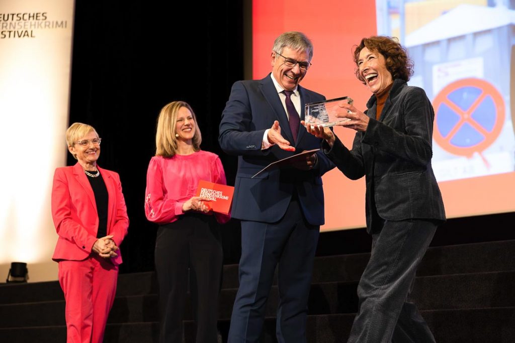 Oberbürgermeister Gert-Uwe Mende überreicht Adele Neuhauser den Preis des Krimi Festival