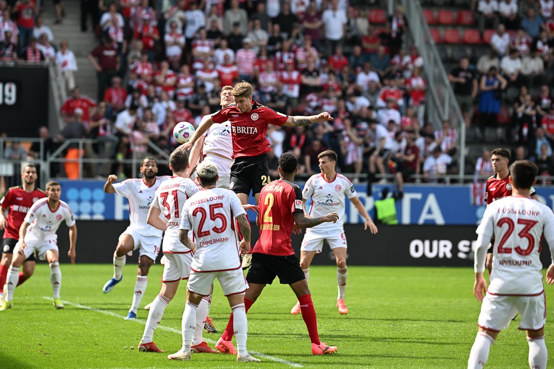 Marcus Mathisen im Strafraum der Fortiuna Düsseldorf