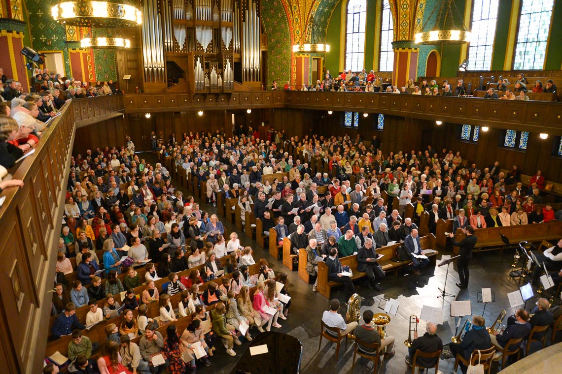 Singt! Festkonzert in vollbesetzter Wiesbadener Lutherkirche