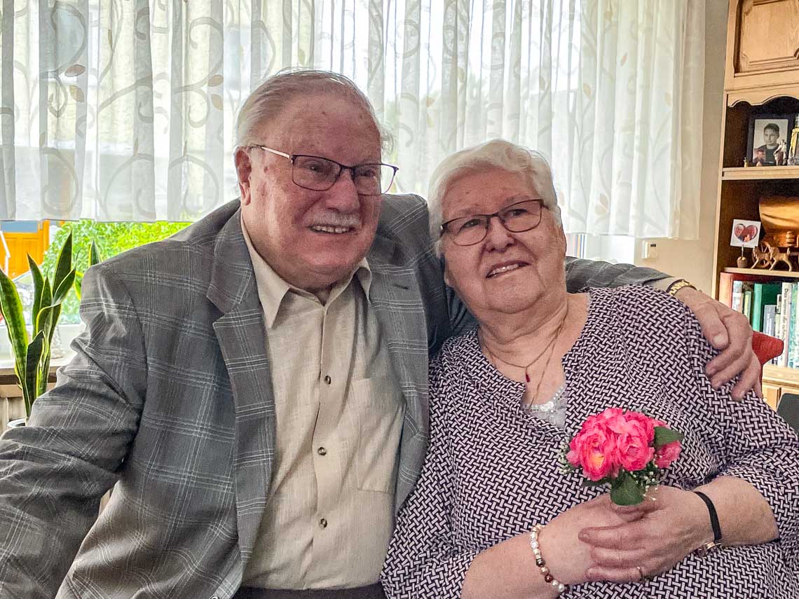 Gertrud und Karl-Heinz Koch in ihrem Wohnzimmer