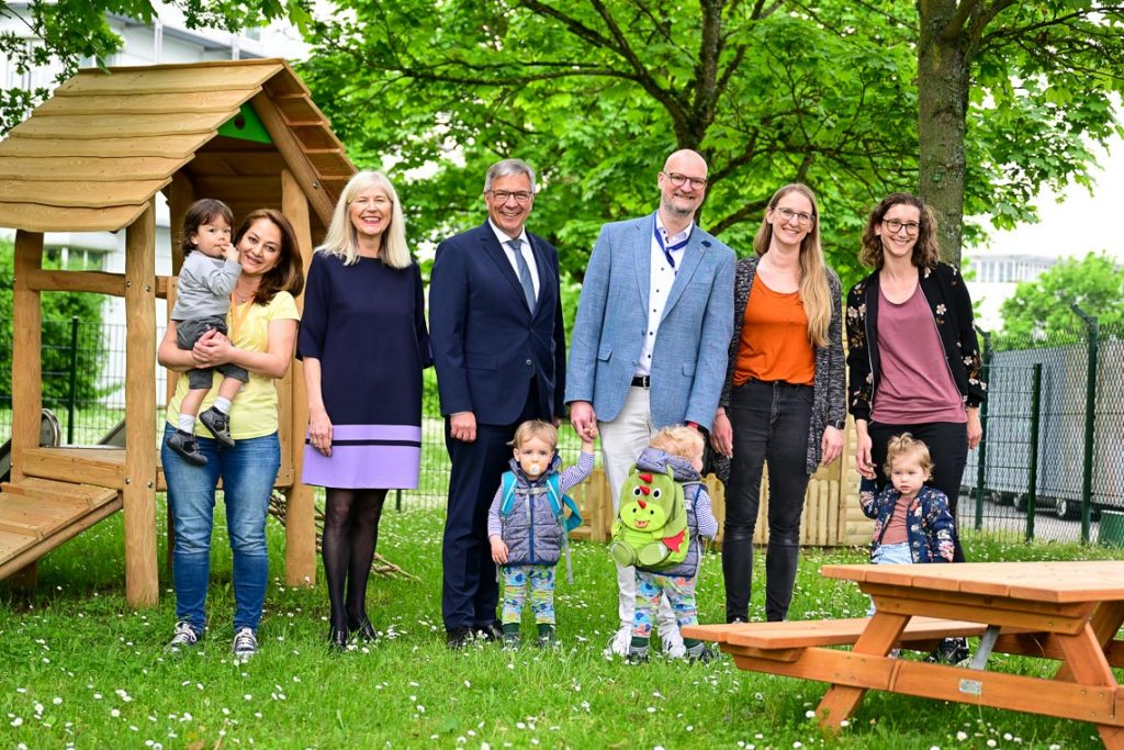 Die „Raiffeisenzwerge“ sind eröffnet, dabei u.a. (v.l.) Ideengeberin Natalie Peine, Wiesbadens Oberbürgermeister Gert-Uwe Mende, Personalvorständin Julia Merkel und Tagesmutter Atusa Ghilav.