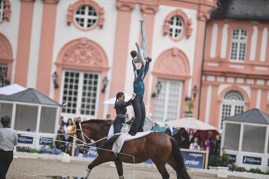 Foto – Voltigieren, Preis der Nassauischen Sparkasse bim 86. Longine Internationales Pfingstturnier Wiesbaden