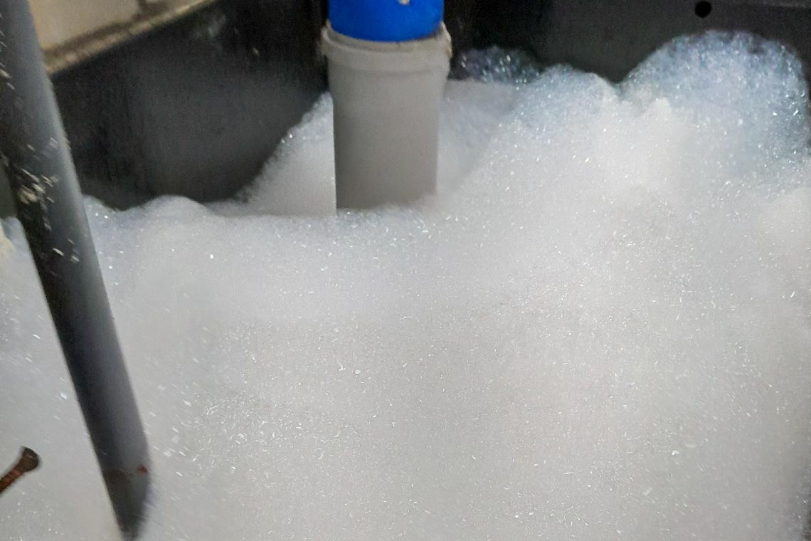 Seifenblasen-Rückstände in Brunnenanlagen.