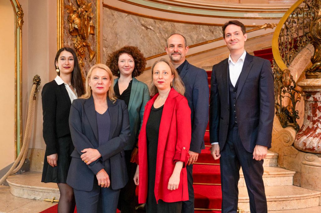 Die neue Doppelspitze im Hessischen Staatstheater Wiesbaden und ihr Team.