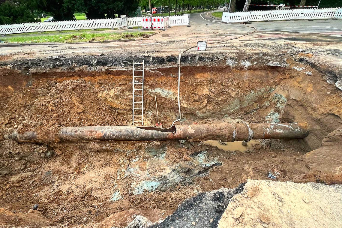 Freigelegtes Leck der Wasserleitung