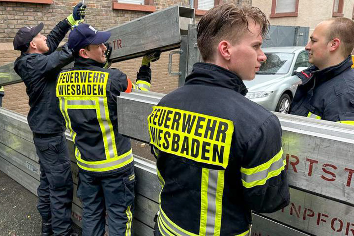 Hochwasser Schutzwand wird in Kostheim wird gestellt.