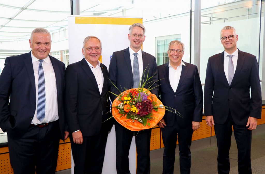 Gelöste Stimmung nach der Aufsichtsratssitzung bei ESWE Versorgung (v. l.): Jörg Höhler, Ralf Schodlok, Dr. Oliver Malerius, OB Gert-Uwe Mende, Dr. Constantin H. Alsheimer.