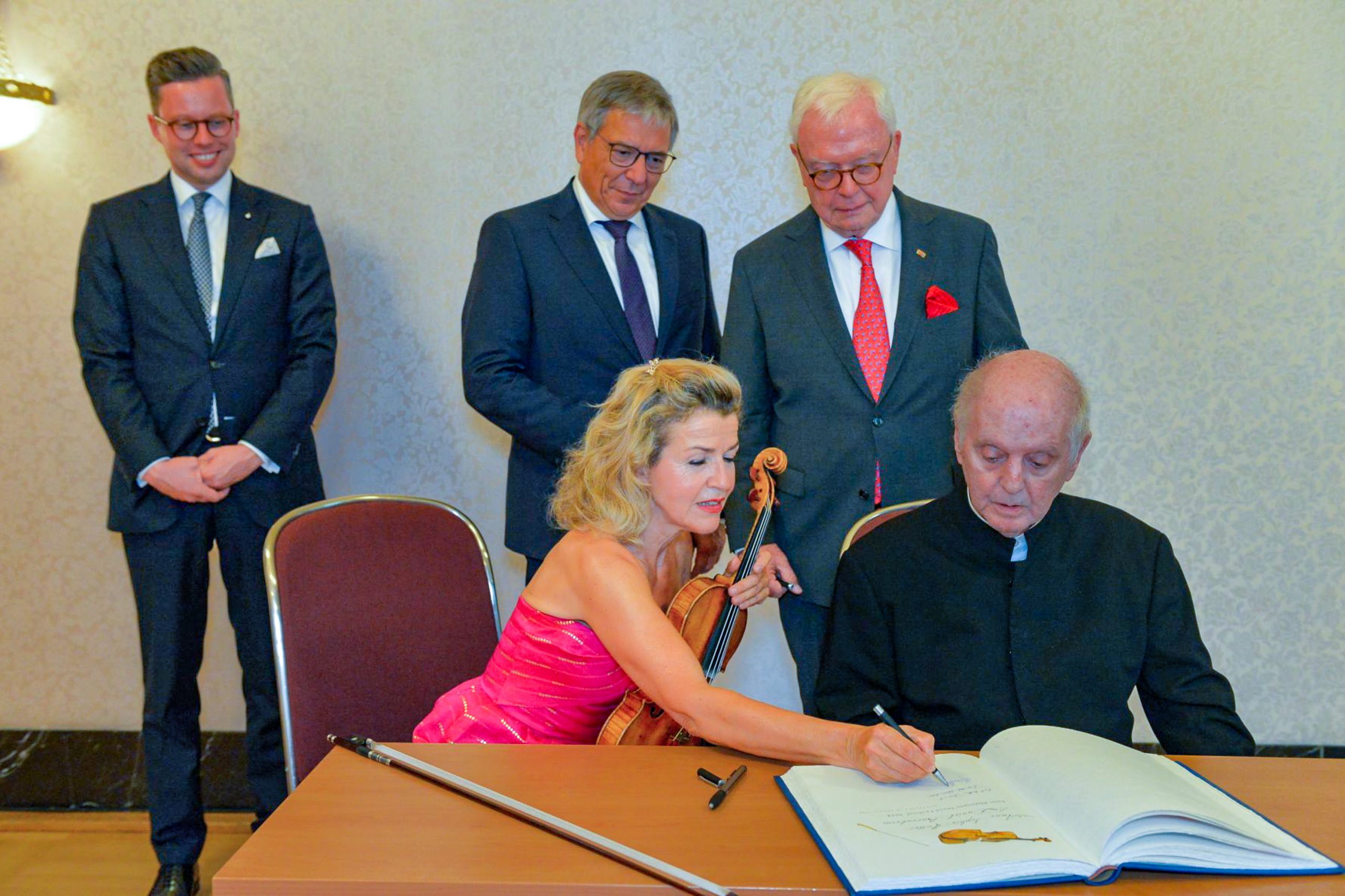Anne-Sophie Mutter und Daniel Barenboim tragen sich in das Gästebuch der Stadt Wiesbaden ein
