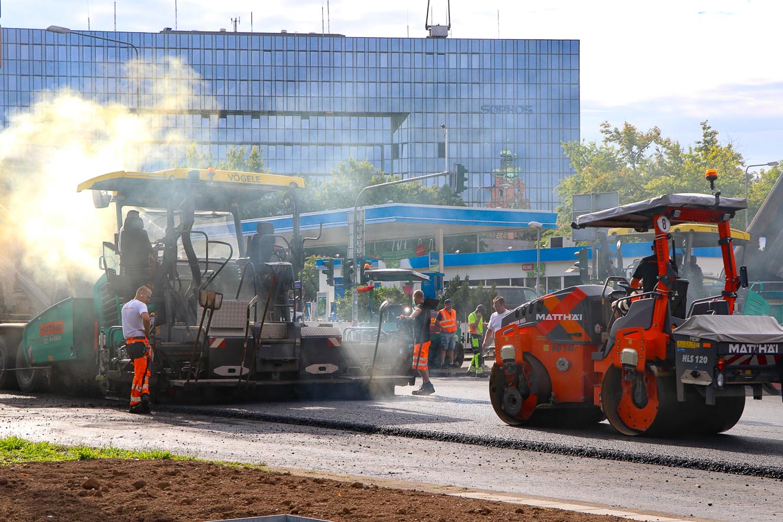 Mit Hochdruck weiter voran: Stadtauswärts werden die Asphaltarbeiten abgeschlossen.