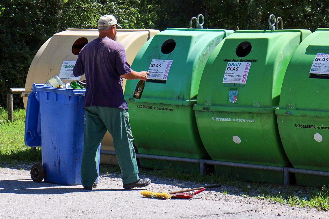 Glas trennt man nach Farben: Weiß, Grün und Rot.