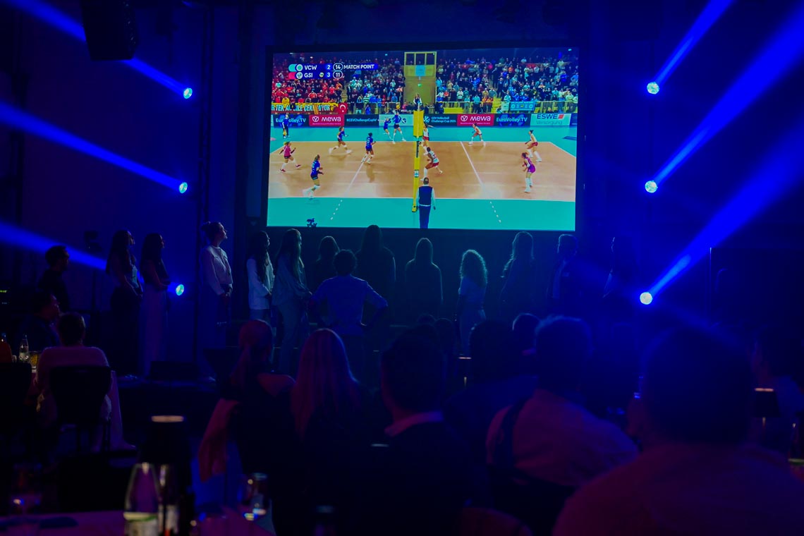 Trainer und Spielerinnen lassen während der Mannschaftspräsentation einzelne Bilder noch einmal Revue passieren.