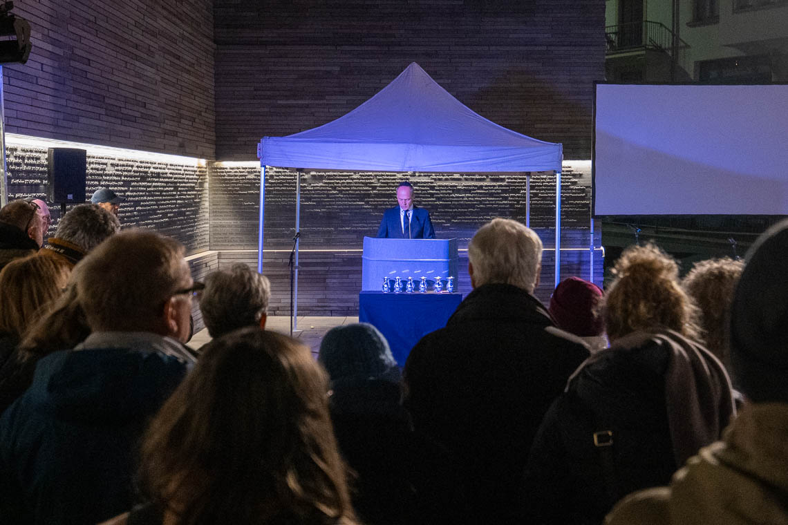 Wir erinnern an die Progrome, an die Verwüstungen, Zertrümmerungen, an die gewalttätigen Angriffecauf das Leben von Mitbürgern.