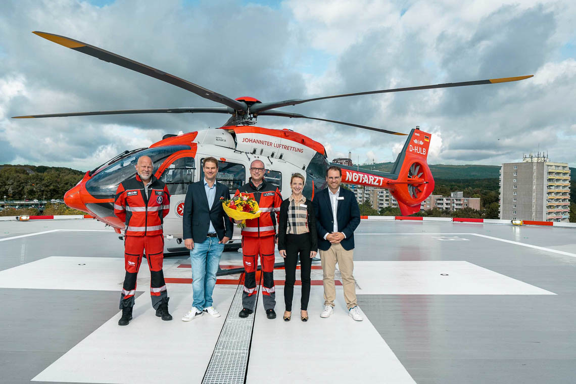 v.l.n.r.: Frank Zabell (Geschäftsführer Johanniter Luftrettung), Dr. med. Moritz Unglaube (Direktor der Klinik für Interdisziplinäre Intensivmedizin und Intermediate Care und Notfallmedizin Helios HSK), Ulf Weyer (Regionalvorstand Johanniter-Unfall-Hilfe e.V.), Prof. Dr. Dr. med. habil. Stephanie Tritt (Stellv. Ärztliche Direktorin und Direktorin des Instituts für diagnostische und interventionelle Radiologie und Neuroradiologie Helios HSK), Sven Axt (Geschäftsführer Helios Kliniken Wiesbaden-Taunus)