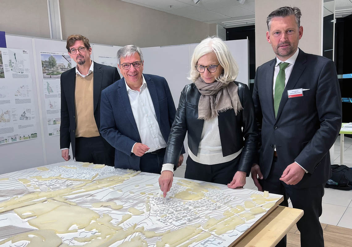 Camillo Huber-Braun, Leiter des Stadtplanungsamtes; Oberbürgermeister Gert-Uwe Mende, Andrea Gebhard, Präsidentin der Bundesarchitektenkammer und Vorsitzende des Preisgerichts; Roland Stöcklin, Geschäftsführer der SEG (von rechts nach links)
