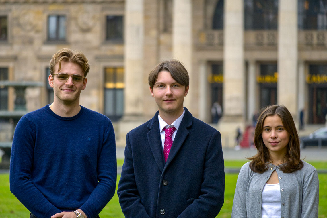 Ted Krämer, Schüler der Leibnizschule, führt den Stadtschülerrat in eine zweite Amtszeit. Unterstützung bekommt er von Nanami Kawanobe (Oranienschule) und Constantin Kehrl (Obermayr Campus Erbenheim).