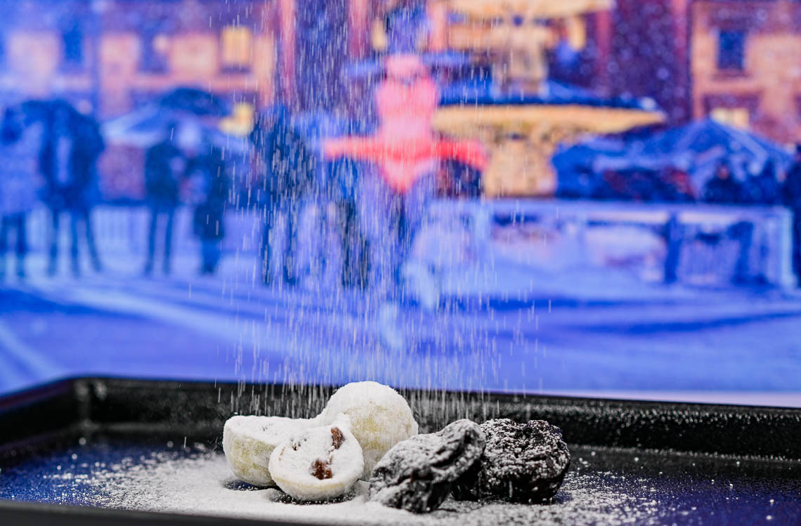 Wiesabden on Ice-Praline auf einem Servier-Tablett