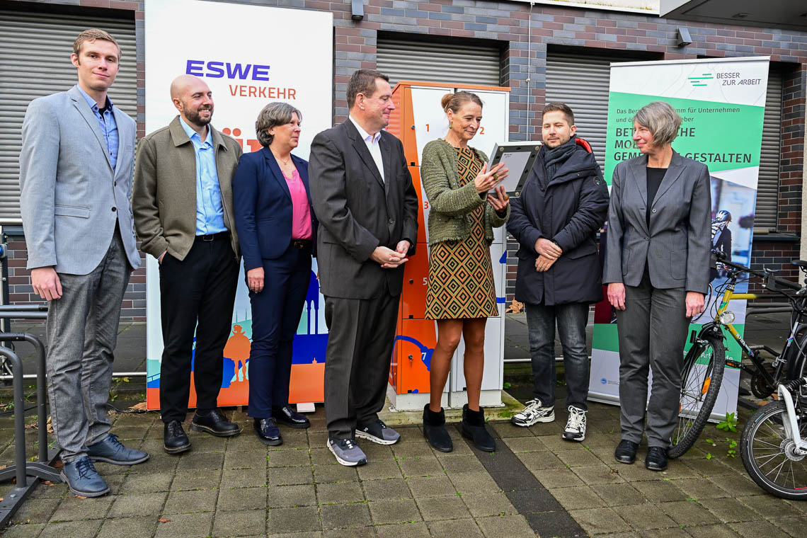 Sebastian Lutsch (IHK Wiesbaden), Lukas Schmitt (BMM ESWE Verkehr), Christine Breser (Teamleitung Mobilitätsmanagement ivm), Jörg Brömer (Präsident IHK Wiesbaden), Marion Hebding (Geschäftsführerin ESWE Verkehr), Simon Lietz (BMM ESWE Verkehr) und Dr. Tilli-Charlotte Reinhardt (Stadträtin Landeshauptstadt Wiesbaden)
