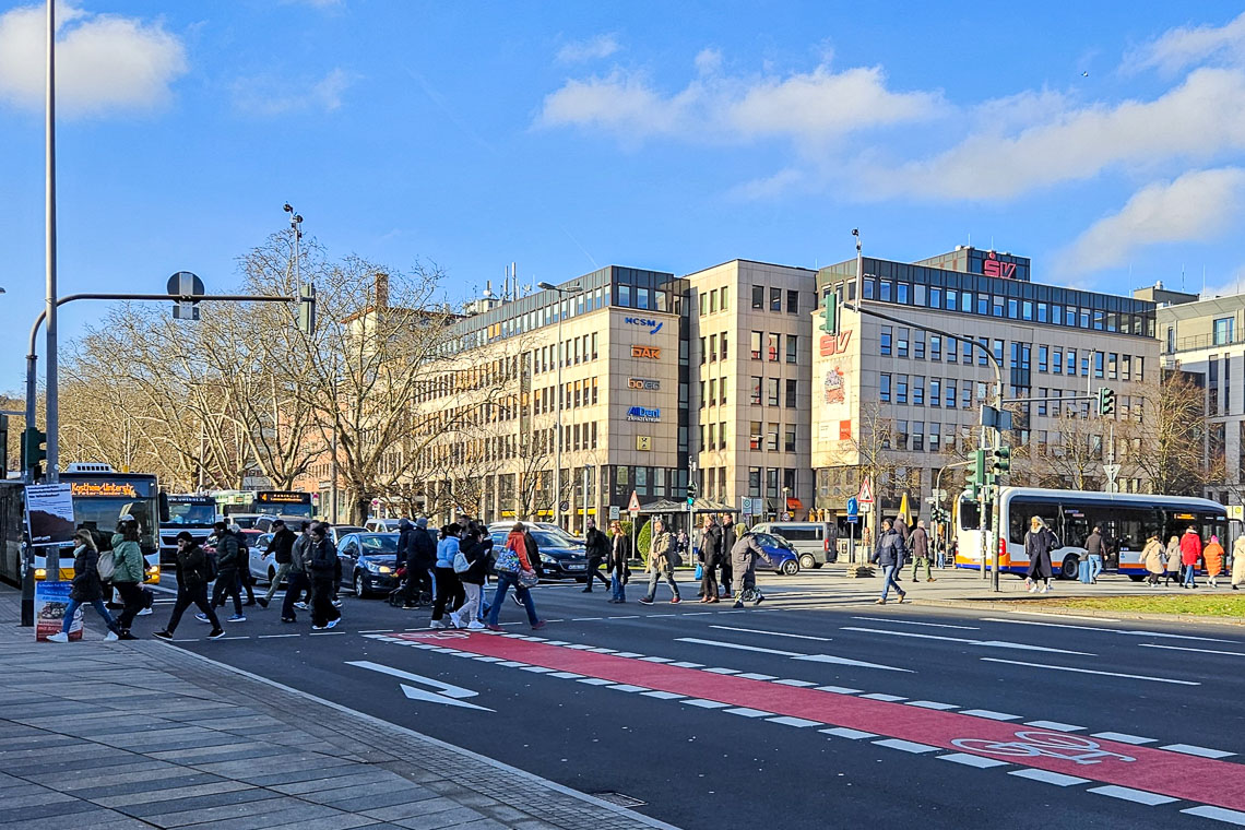 Die Straße eben oben queren!