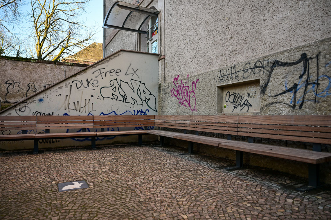Sitzecke am neu gestalteten Hebbelplatz.