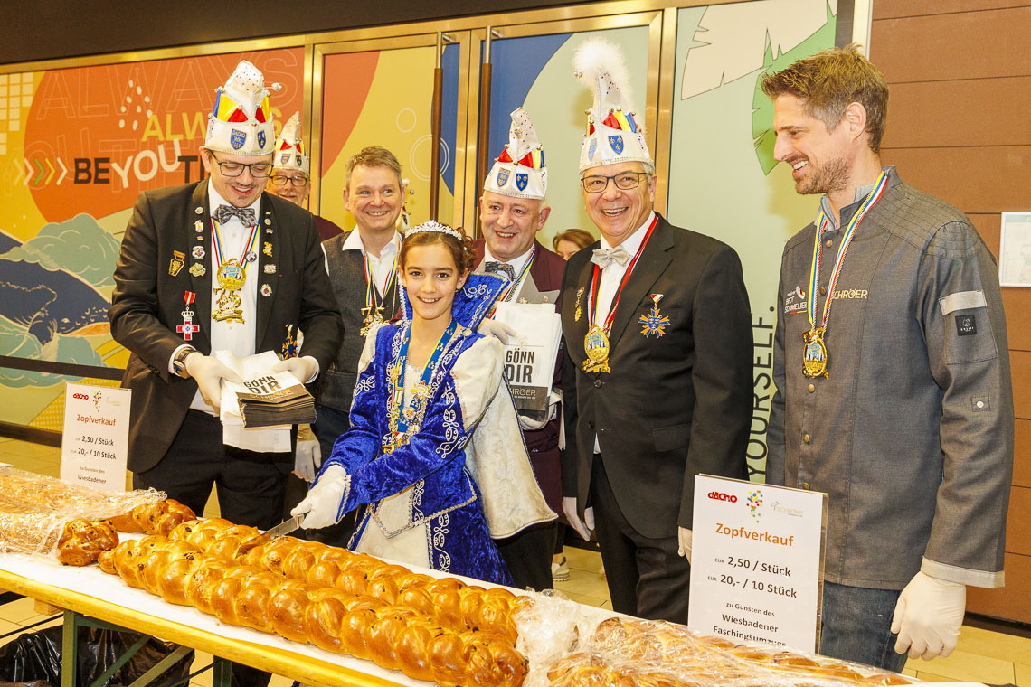 Oberbürgermeister Gert-Uwe Mende, Vorsitzender Simon Rottloff, Kai Schroer und das Kinderprinzenpaar beim Zopfverauf im Luisenforum.