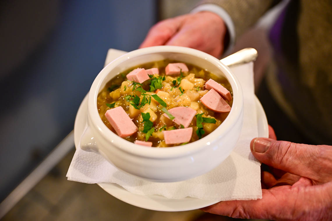 Kartoffelsuppe mit Fleischwurst. 