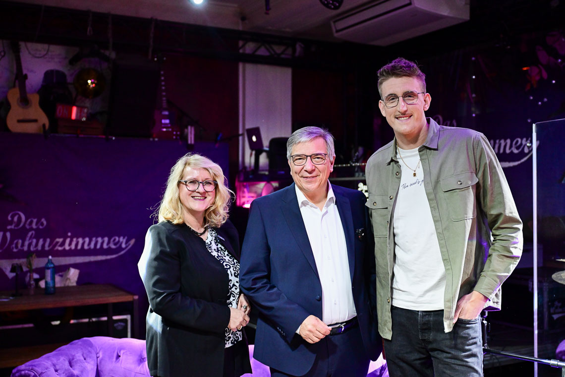 Susanne Hoffmann-Fessner, Gert-Uwe Mende und Marius Becker in der Wahkampfarena „Das Wohnzimmer“