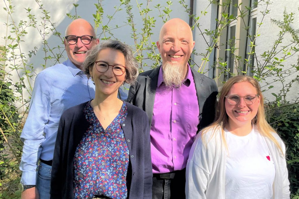 Sie haben die Fusion neben vielen anderen Akteuren begleitet: Dekanin Arami Neumann (vorne links), Pfarrer Johannes Merkel, Andreas Keller (Vorsitzender des Kirchenvorstands der Martin-Luther-Gemeinde, hinten links) und Daniela Präckel, Ehrenamtliche aus der ehemaligen Johanneskirchengemeinde.