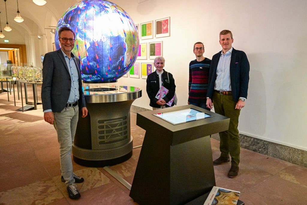 . Andreas Henning zusammen mit Heidemarie Utsch, Dr. Hannes Lerp und Patrick Bruns in dem neuen Ausstellungsraum „Wandel" ©2025 Volker Watschounek