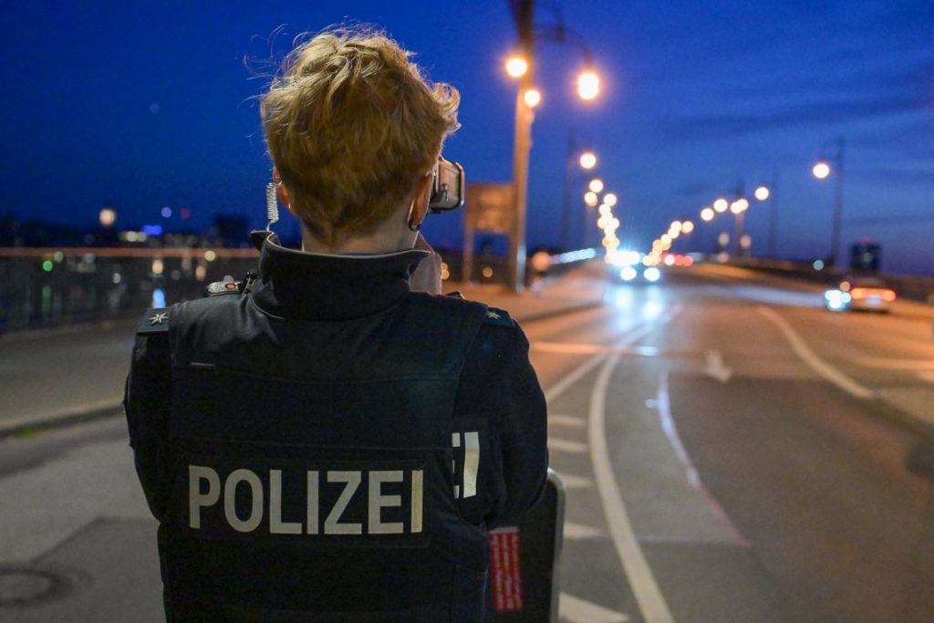 Polizeioberkommissarin Victoria Willich am Brückenkopf Mainz Kastel Laser Autos.