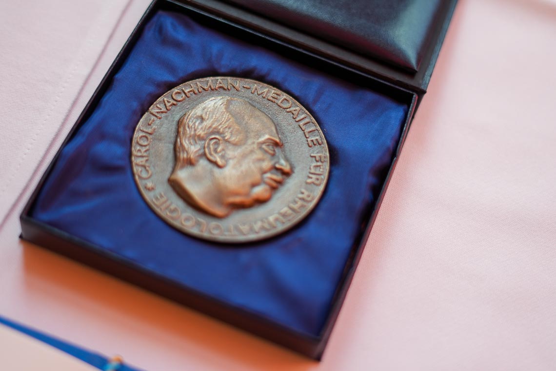 Prof. Dr. Elisabeth Märker-Hermann erhält die Carol-Nachman-Medaille für ihr lebenslanges Engagement in Forschung, Klinik und Wissenschaftspolitik – eine Auszeichnung für wegweisende Verdienste in der Rheumatologie.
