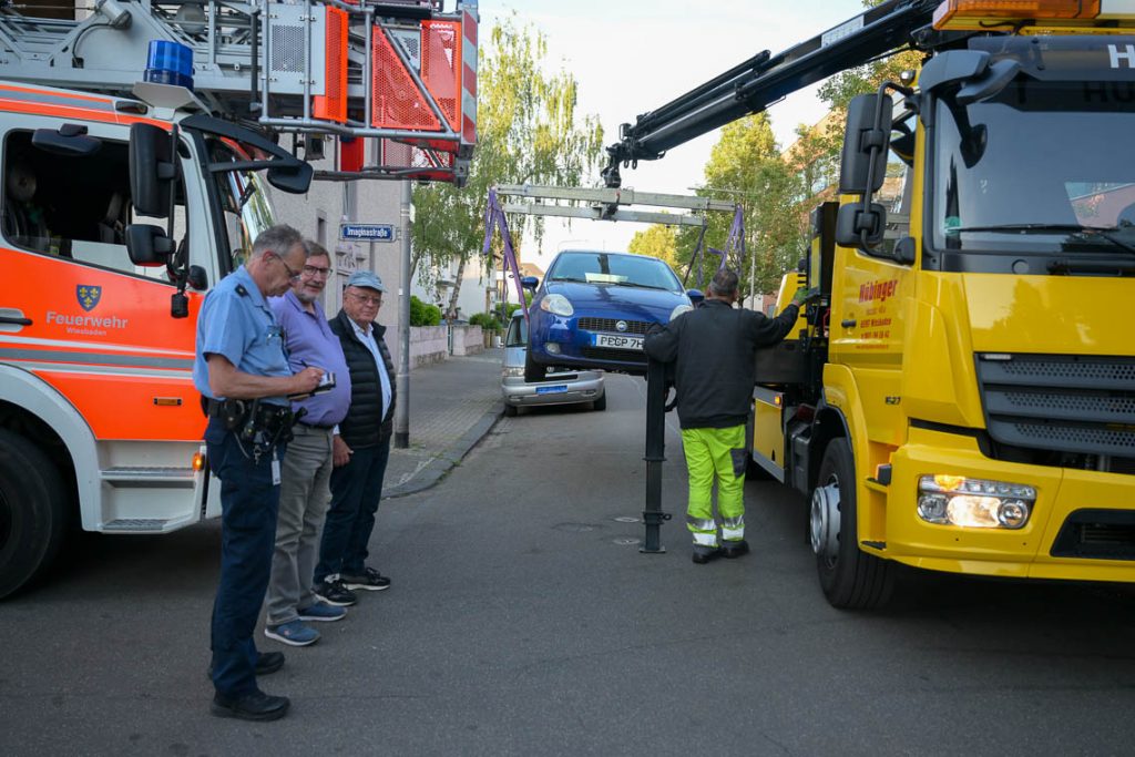 Wo die Drehleiter nicht um die Ecke kommt, wird Platz geschaffen. ©2025 Volker Watschounek