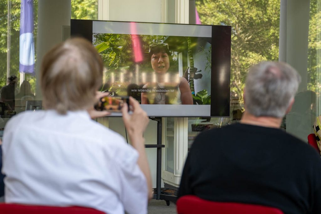 Foto – Die Kolonnaden als Bühne: Die thailändische Künstlerin Sasapin Sirivanich bringt spirituelle Rituale nach Wiesbaden – als Antwort auf die Macht der Stille.
