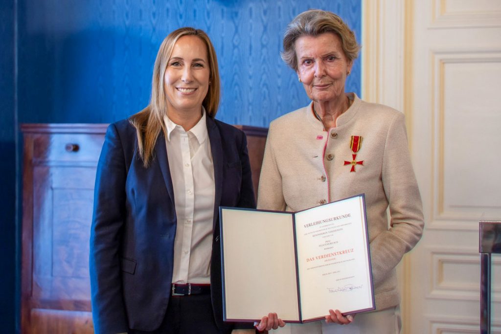 Astrid Wallmann überreicht Felicitas Reusch das Bundesverdienstkreuz.