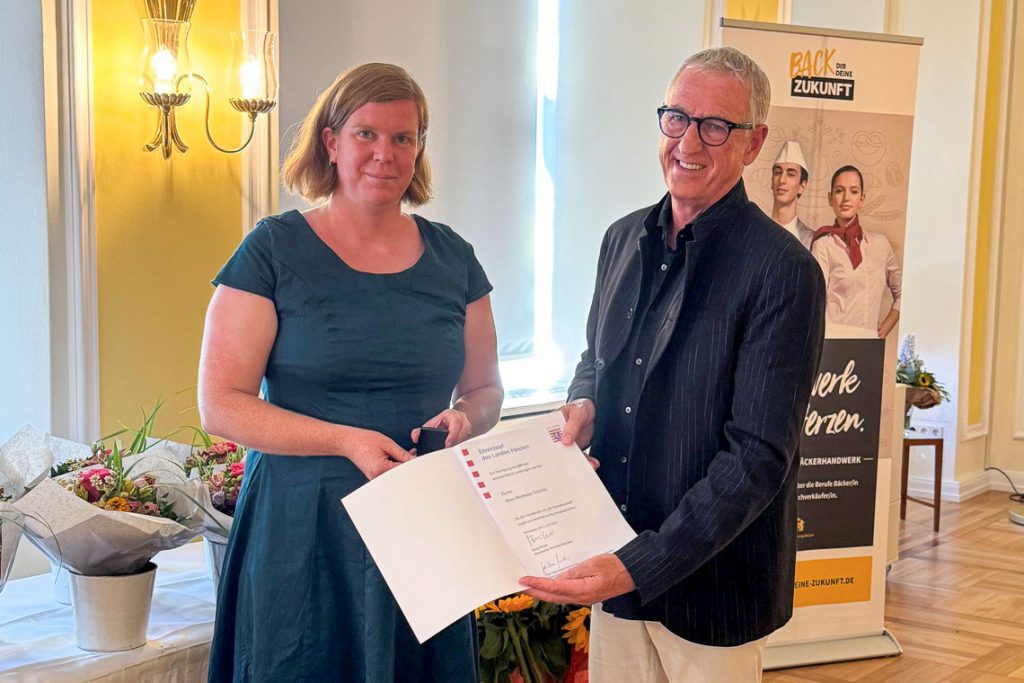 Milena Löbcke überreicht Bäckermeister Hans-Hermann Schröer den Ehrenbrief des Landes Hessen.