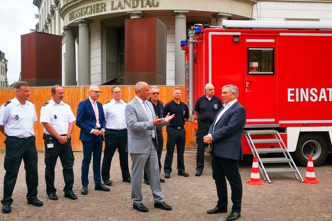 Innenminister Prof. Dr. Roman Poseck und Oberbürgermeister Gert-Uwe Mende informieren sich auf dem Schlossplatz über den mobilen Katastrophenschutz-Leuchtturm der Feuerwehr Wiesbaden.