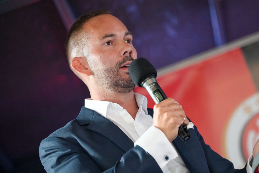 Tobias Keller erwähnt, dass er am 16. August Geburtstag hat: Ein Sieg als Geschek warum nicht.