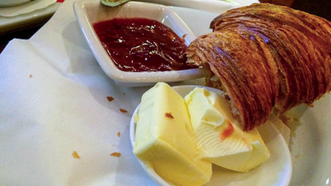 Kleines Pariser Frühstück im “Le Petit Belge" in Wiesbaden. Handybild: Volker Watschounek