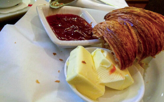 Kleines Pariser Frühstück im “Le Petit Belge" in Wiesbaden. Handybild: Volker Watschounek