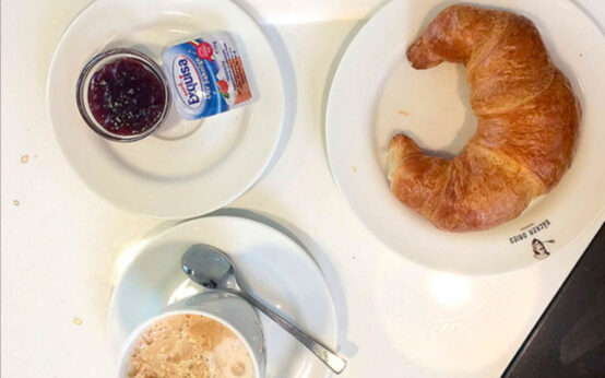 Frühstück in der Bäckerei Dries: Der Tisch hätte so früh eigentlich gewischt sein müssen.