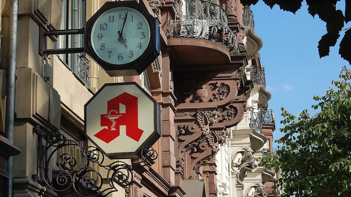 Taunusstraße, Blick auf die Apotheke