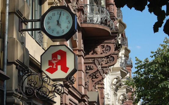 Taunusstraße, Blick auf die Apotheke