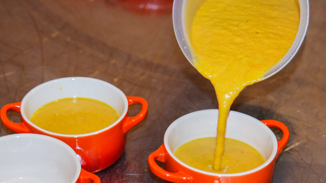 Kürbissuppe wird ausgegeben... ausgeschenkt.