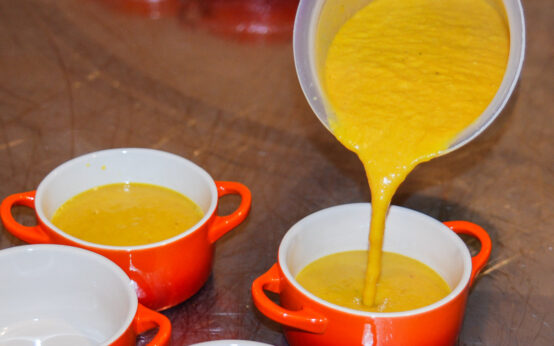 Kürbissuppe wird ausgegeben... ausgeschenkt.