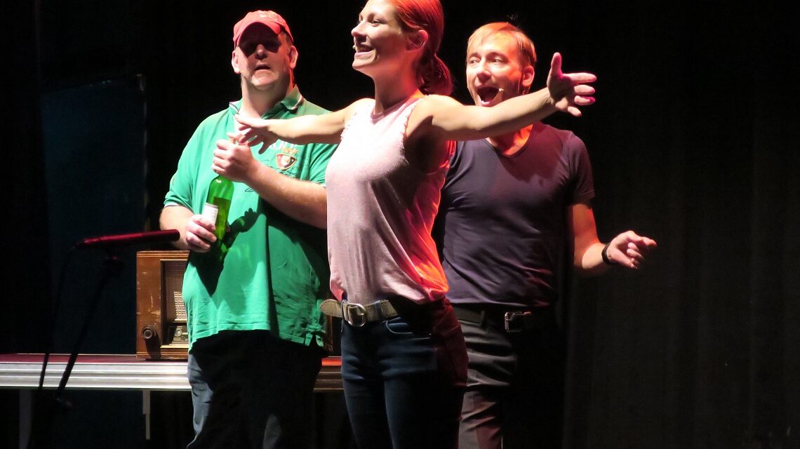 Ralph (links, Patrick Twinem), Jennifer (mitte Jessica Krüger) und John (rechts, Sebastian W. Wagner) erfinden das "Fakebook" (Szenenbild)